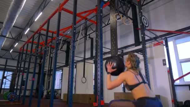 Wanita Melakukan Latihan Fisik Gym Perempuan Melakukan Jongkok Tertimbang Studio — Stok Video