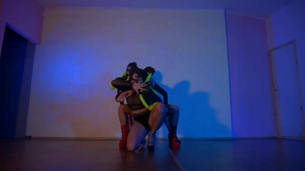 Kvinnor Dansar Energiskt Och Twerkar Förförisk Dans Flicka Dansande Twerk — Stockvideo