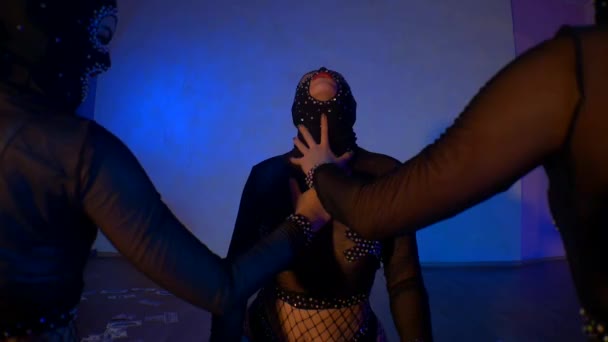 Womans Energeticamente Dança Twerking Uma Dança Sedutora Menina Dançando Twerk — Vídeo de Stock