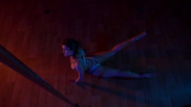 Seksi kadın disko kulübünde direk dansı yapıyor. Direğin üstünde erotik dans. Egzotik direk dansı, striptizci, direk sporu, direk sanatı. Dansçı bir direğin etrafında kıvrılır ve döner. Baştan çıkarıcı striptizci akışkan hareketleriyle gölgelerde büyülenir..