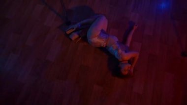 Seksi kadın disko kulübünde direk dansı yapıyor. Direğin üstünde erotik dans. Egzotik direk dansı, striptizci, direk sporu, direk sanatı. Dansçı bir direğin etrafında kıvrılır ve döner. Baştan çıkarıcı striptizci akışkan hareketleriyle gölgelerde büyülenir..