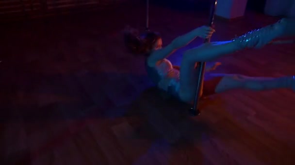 Seksi Kadın Disko Kulübünde Direk Dansı Yapıyor Direğin Üstünde Erotik — Stok video