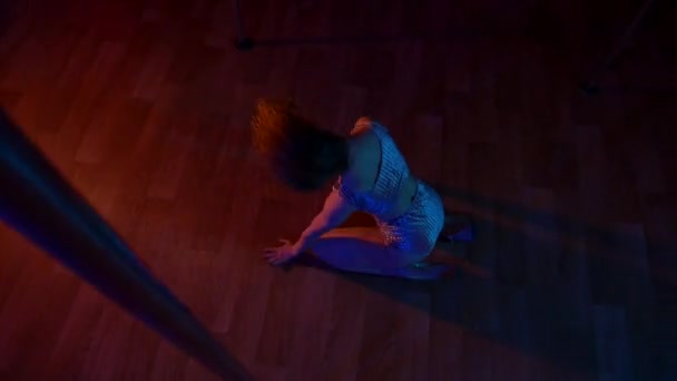 Seksowna Kobieta Tańczy Taniec Rurze Klubie Disco Taniec Erotyczny Rurze — Wideo stockowe