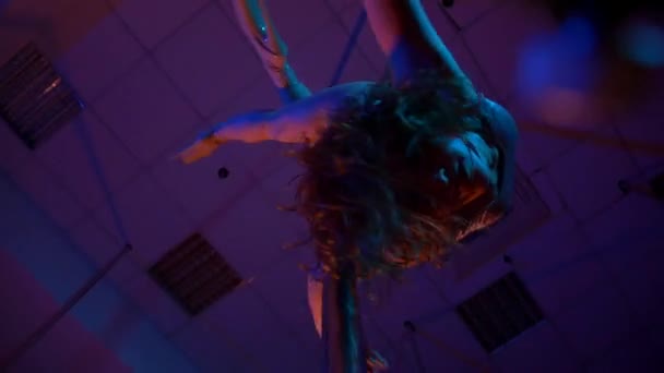 Сексуальна Жінка Танцює Полюс Диско Клубі Еротичний Танець Полюсі Екзотичний — стокове відео