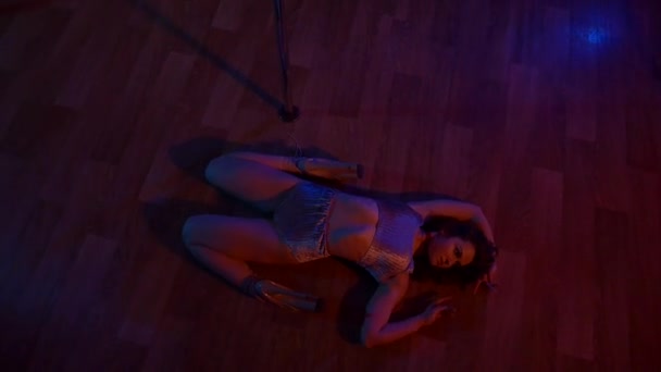 섹시한 여자는 디스코 클럽에서 에로틱 이국적인 스트리퍼 스포츠 댄서가 주위에 — 비디오