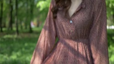 Zarif elbiseli bir kadın huzurlu bir orman ortamında yürüyor. Doğanın ortasında sakin bir kadın sahnesi. Ağaçlarla çevrili bir kadının huzurlu bir anı. Ormanın güzelliğinin ortasında bir dişi kaşif. Sakinleştirici bakış. 