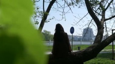 Zarif elbiseli bir kadın huzurlu bir orman ortamında yürüyor. Doğanın ortasında sakin bir kadın sahnesi. Ağaçlarla çevrili bir kadının huzurlu bir anı. Ormanın güzelliğinin ortasında bir dişi kaşif. Sakinleştirici bakış. 