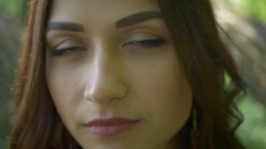 Zarif elbiseli bir kadın huzurlu bir orman ortamında yürüyor. Doğanın ortasında sakin bir kadın sahnesi. Ağaçlarla çevrili bir kadının huzurlu bir anı. Ormanın güzelliğinin ortasında bir dişi kaşif. Sakinleştirici bakış. 