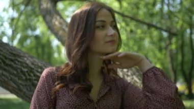 Zarif elbiseli bir kadın huzurlu bir orman ortamında yürüyor. Doğanın ortasında sakin bir kadın sahnesi. Ağaçlarla çevrili bir kadının huzurlu bir anı. Ormanın güzelliğinin ortasında bir dişi kaşif. Sakinleştirici bakış. 