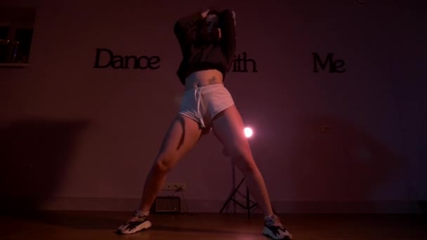 Γυναίκα Χορεύει Ενεργητικά Και Στριφογυρίζει Έναν Σαγηνευτικό Χορό Κορίτσι Που — Αρχείο Βίντεο