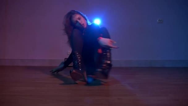Mujer Baila Enérgicamente Twerking Baile Seductor Chica Bailando Twerk Tacones — Vídeo de stock