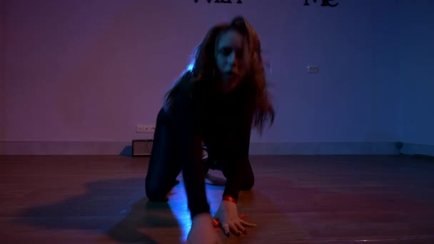 Mulher Energeticamente Dança Twerking Uma Dança Sedutora Menina Dançando Twerk — Vídeo de Stock