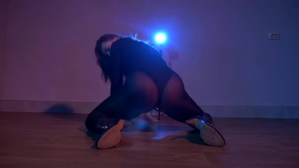 Жінка Енергійно Танцює Піднімає Спокусливий Танець Дівчина Танцює Високих Підборах — стокове відео