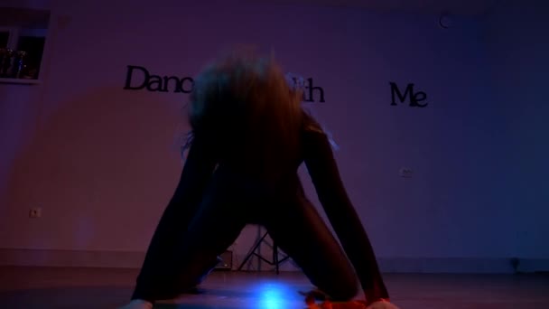 Woman Energetically Dances Twerking Seductive Dance Girl Dancing Twerk High — Stock Video