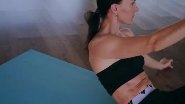 Bir Kadın Fiziksel Egzersiz Yapıyor Genç Bir Kız Kaslarını Esneterek — Stok video