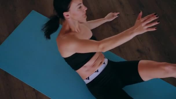 Eine Frau Macht Körperliche Übungen Ein Junges Mädchen Macht Eine — Stockvideo
