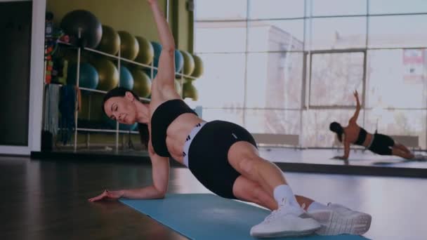 Bir Kadın Fiziksel Egzersiz Yapıyor Genç Bir Kız Kaslarını Esneterek — Stok video