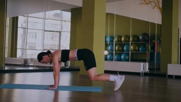 Kobieta Ćwiczy Fizycznie Młoda Dziewczyna Szarżuje Rozciąga Mięśnie Model Sportowy — Wideo stockowe