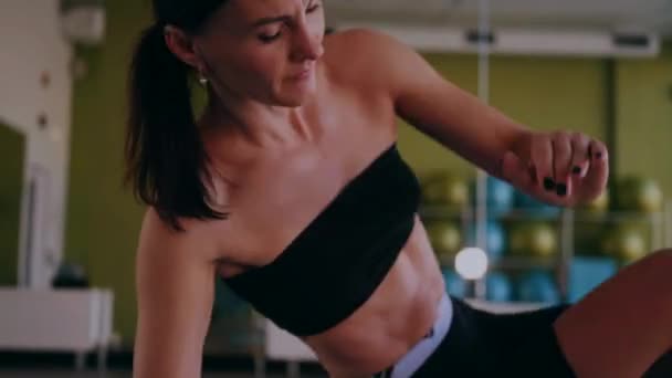 Egy Testmozgást Végez Egy Fiatal Lány Rohamot Kinyújtja Izmait Sportmodell — Stock videók