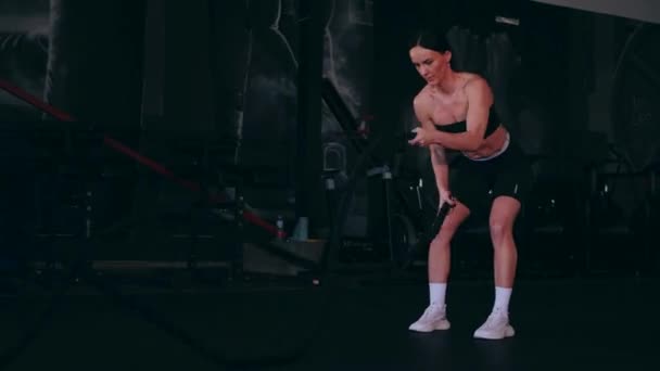 Αθλητής Κάνει Ασκήσεις Σχοινί Ένα Κορίτσι Στα Γυμναστήρια Σέξι Νεαρή — Αρχείο Βίντεο