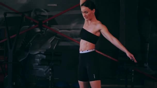 Tjej Gymmet Tränar Med Hantlar Sexig Kvinna Modell Engagerad Simulatorer — Stockvideo