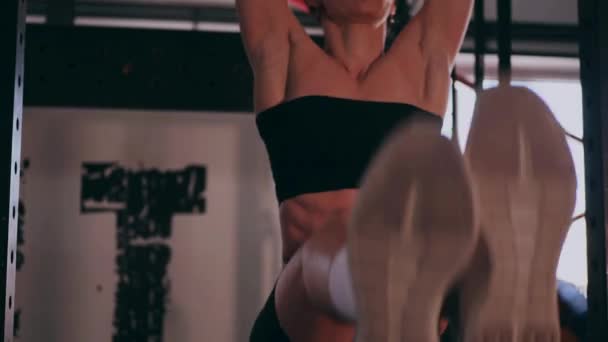 Дівчина Спортзалі Тренується Позує Камеру Сексуальна Жінка Модель Займається Симуляторами — стокове відео
