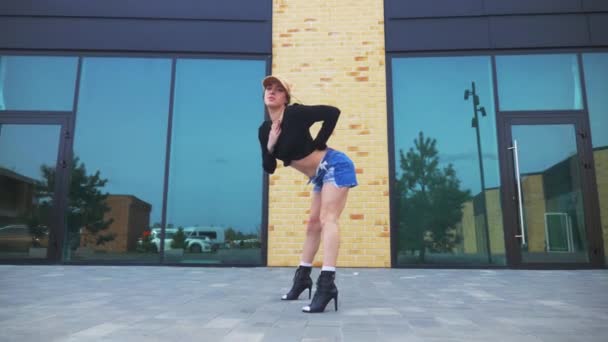 Mulher Calções Jeans Top Preto Graciosamente Dançando Saltos Altos Frente — Vídeo de Stock