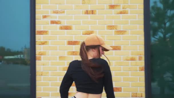 Kot Şortlu Siyah Bluzlu Bir Kadın Şehir Binasının Önünde Yüksek — Stok video
