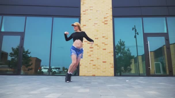 Mujer Pantalones Cortos Mezclilla Top Negro Bailando Con Gracia Tacones — Vídeo de stock