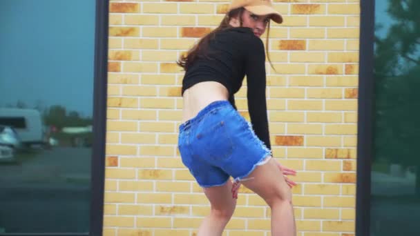 Mulher Calções Jeans Top Preto Graciosamente Dançando Saltos Altos Frente — Vídeo de Stock
