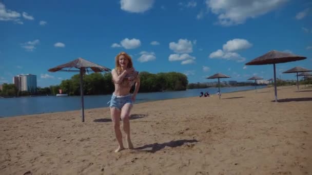 Kobieta Tańcząca Bachatę Salsę Kizombę Plaży Tle Błękitnego Nieba Uśmiechnięta — Wideo stockowe