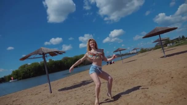 Mujer Bailando Bachata Salsa Kizomba Playa Sobre Fondo Del Cielo — Vídeos de Stock