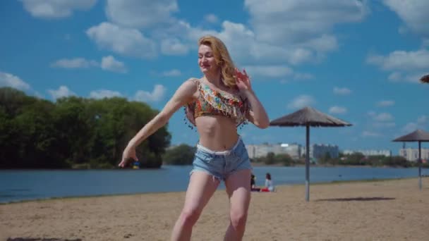 Kobieta Tańcząca Bachatę Salsę Kizombę Plaży Tle Błękitnego Nieba Uśmiechnięta — Wideo stockowe