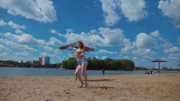 Жінка Танцює Баната Сальса Кімоба Пляжі Тлі Блакитного Неба Усміхнена — стокове відео