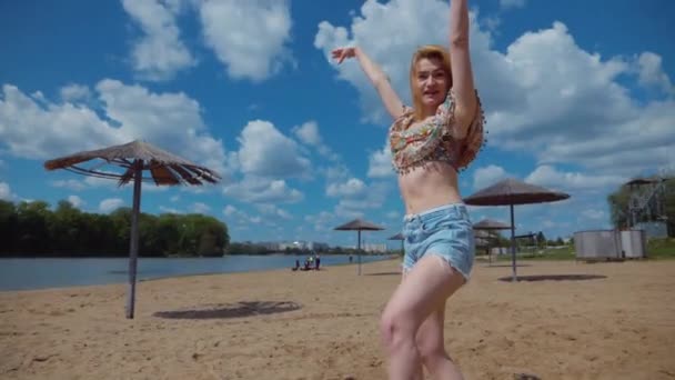 Donna Che Balla Bachata Salsa Kizomba Sulla Spiaggia Sullo Sfondo — Video Stock