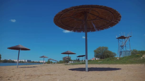 Sun Umbrellas Dotted Deserted Sandy Beach Colorful Parasols Lining Shore — Stock Video