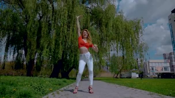 Hermosa Mujer Enérgica Bailando Salsa Aire Libre Mujer Joven Bailando — Vídeos de Stock