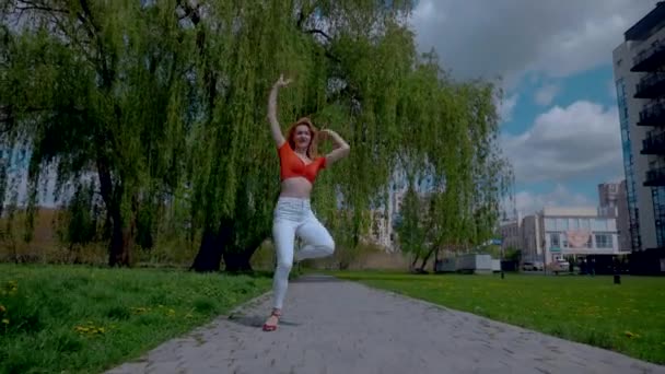 Hermosa Mujer Enérgica Bailando Salsa Aire Libre Mujer Joven Bailando — Vídeos de Stock