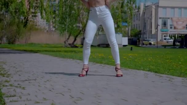 Schöne Energische Frau Die Draußen Salsa Tanzt Junge Frau Tanzt — Stockvideo