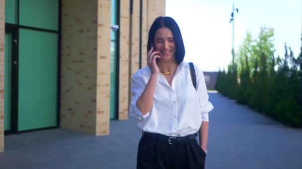 Een Vrouw Die Telefoneert Terwijl Buurt Van Het Zakencentrum Loopt — Stockvideo