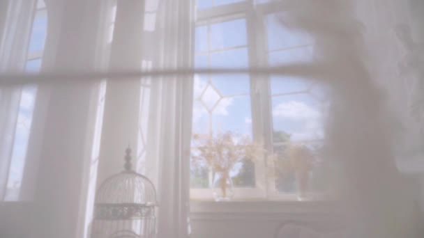 Lichte Kamer Met Opgeblazen Witte Gordijnen Rustige Kamer Met Delicate — Stockvideo