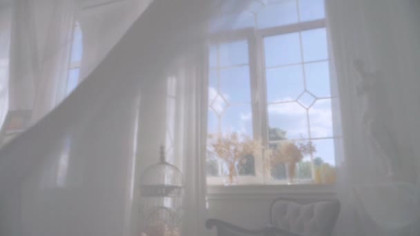 Chambre Lumineuse Avec Rideaux Blancs Gonflants Chambre Sereine Avec Cage — Video