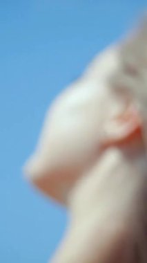 Sahilde bikinili genç bir kadın. Dikey. Esnek kalçalı bir kız kumsalda güneşleniyor. Çekici, ince model kameraya poz veriyor. Bikinili bir kadın kumsalda dinleniyor. Bikinili güzellik plaj havasından zevk alıyor..