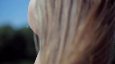 Güneşli sahilde bikinili genç bir kadın. Esnek kalçalı bir kız kumsalda güneşleniyor. Çekici, ince model kameraya poz veriyor. Bikinili bir kadın kumsalda dinleniyor. Bikinili güzellik plaj havasından zevk alıyor..