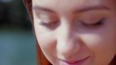 Güneşli sahilde bikinili genç bir kadın. Esnek kalçalı bir kız kumsalda güneşleniyor. Çekici, ince model kameraya poz veriyor. Bikinili bir kadın kumsalda dinleniyor. Bikinili güzellik plaj havasından zevk alıyor..