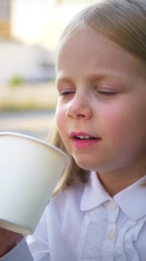 Bir çocuk ilginç bir şekilde ilk kahvesini içiyor. Küçük bir kahve fincanından yudumlayan mutlu bir kız. Küçük bir çocuk kahve molasında eğleniyor. İş kadını. Elinde dumanı tüten bir bardakla oturan küçük bir kız.