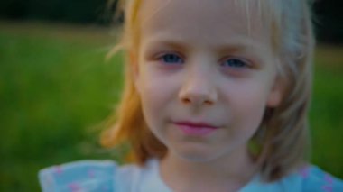 Mavi elbiseli küçük bir kız güneşli bir alanda mutlu mesut duruyor. Açık mavi elbiseli genç bir kız bir tarlada uzun otlarla çevrili olarak yürüyor. Resimli bir tarlada oynayan mavi elbiseli küçük bir kız. Mavi elbiseli bir çocuk, neşeyle