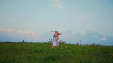 Açık alanda parlak bir uçurtma uçuran bir kız. Bir çocuk gökyüzünde süzülen renkli bir uçurtmayla özgürce koşuyor. Genç bir kız çayırda uçurtmasını uçururken güneşli bir günün tadını çıkarıyor. Gülümseyen bir kız, yükselen bir uçurtmanın ipini tutuyor.