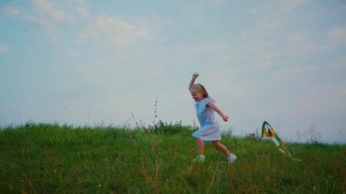 Açık alanda parlak bir uçurtma uçuran bir kız. Bir çocuk gökyüzünde süzülen renkli bir uçurtmayla özgürce koşuyor. Genç bir kız çayırda uçurtmasını uçururken güneşli bir günün tadını çıkarıyor. Gülümseyen bir kız, yükselen bir uçurtmanın ipini tutuyor.