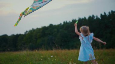 Açık alanda parlak bir uçurtma uçuran bir kız. Bir çocuk gökyüzünde süzülen renkli bir uçurtmayla özgürce koşuyor. Genç bir kız çayırda uçurtmasını uçururken güneşli bir günün tadını çıkarıyor. Gülümseyen bir kız, yükselen bir uçurtmanın ipini tutuyor.